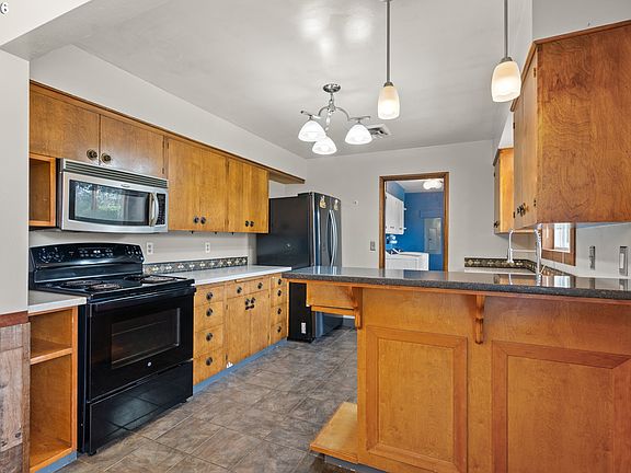 5th image of 801 SW 37th St