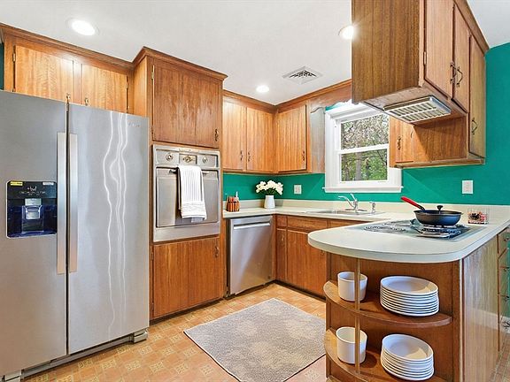 5th image of 141 Pine Ridge Rd