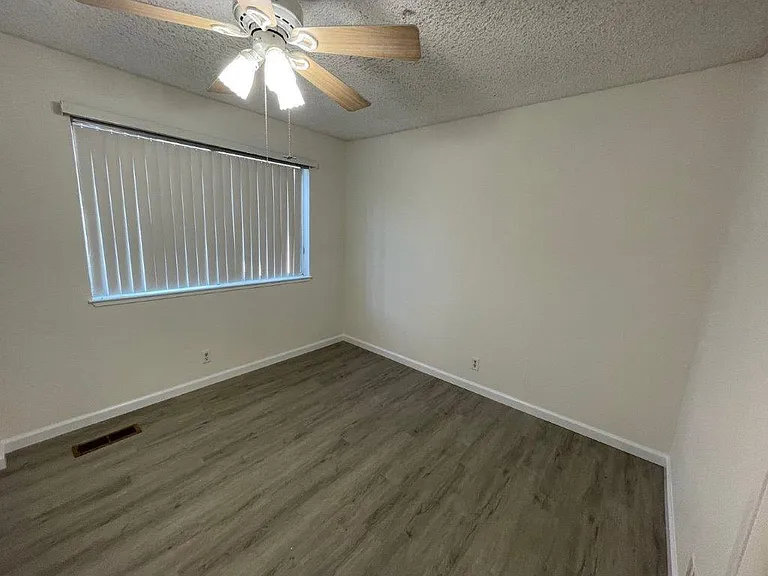 472 Lancaster Ln — Photo 17