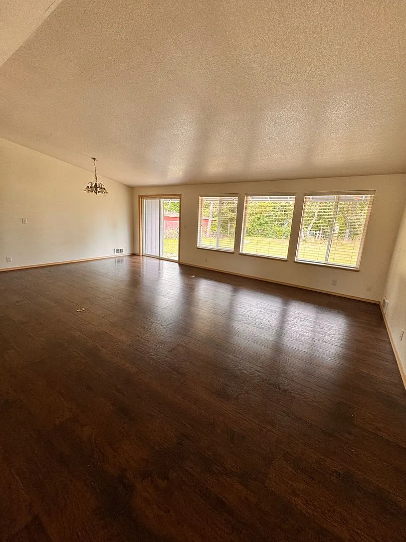 Newton Creek 3 bedroom 2 bath home — Photo 3