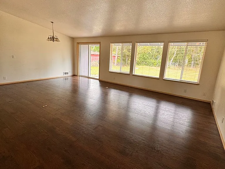 811 NE Newton Creek Dr — Photo 3
