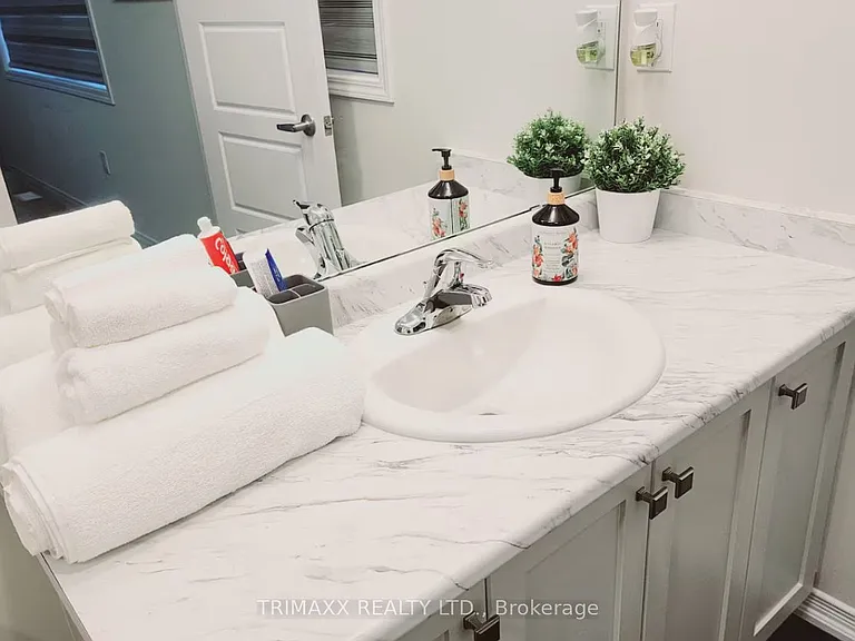 63 Alexandra Dr — Photo 17