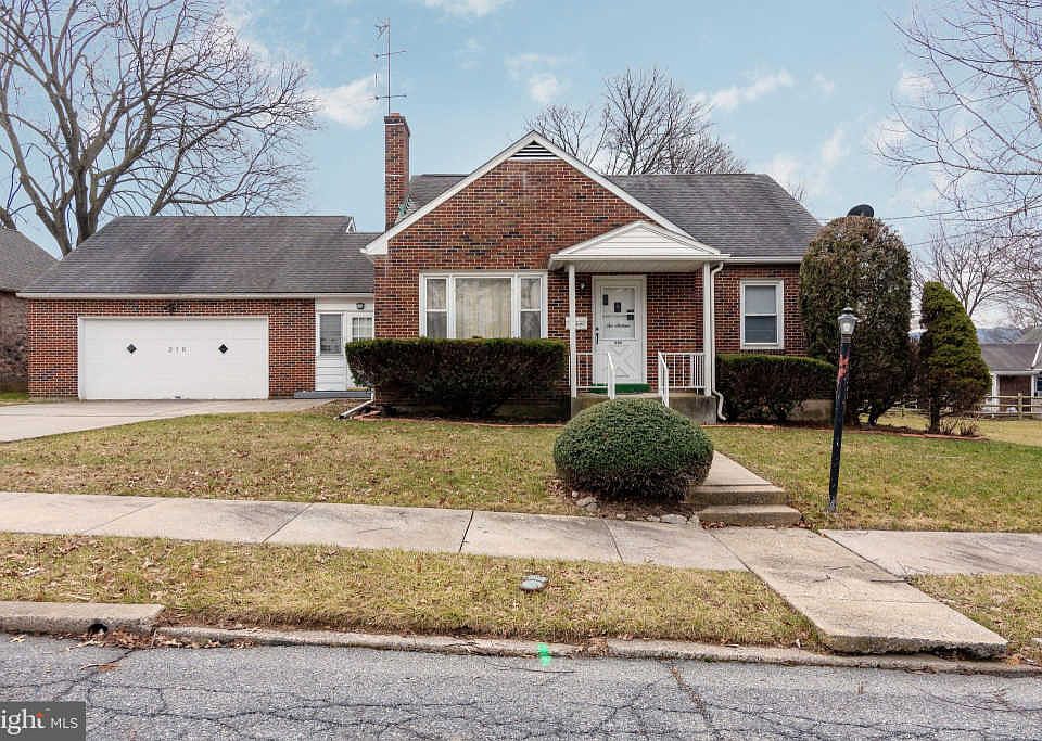 1st image of 216 E Wilson Ave