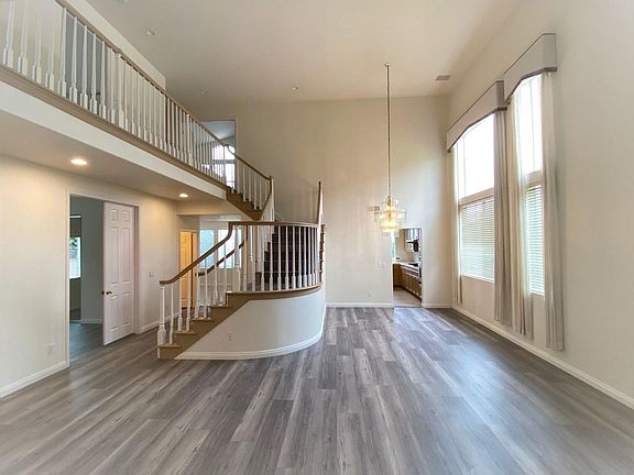 3rd image of 13938 Sparren Ave