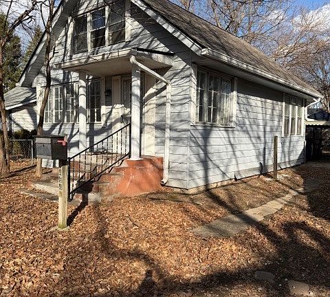 3rd image of 4645 Rookwood Ave