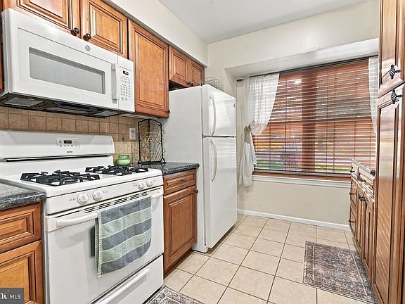 4th image of 303 Leedom Way