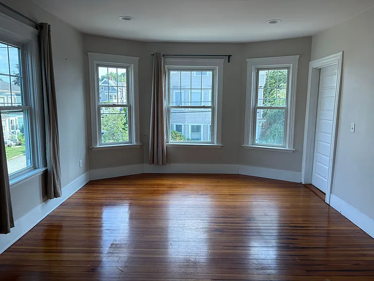 207 Lowden St — Photo 4