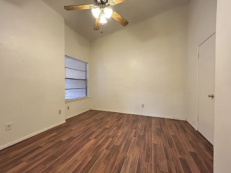139 N Troy Ave #B — Photo 9