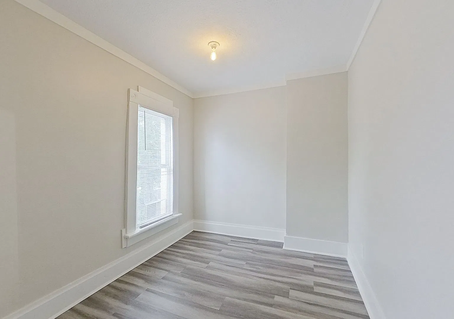 Charming Renovated 4-Bed, 2-Bath Single-Family Home in Columbus — Photo 2