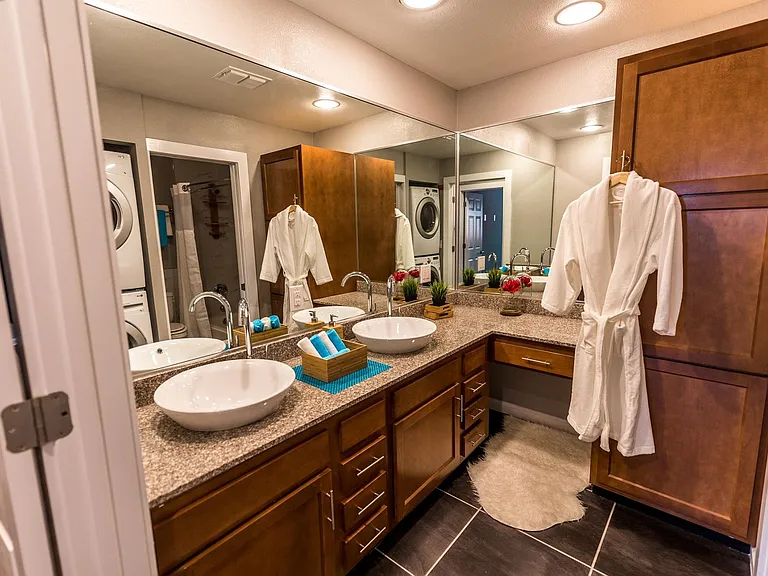 Axiom Apartments — Photo 3