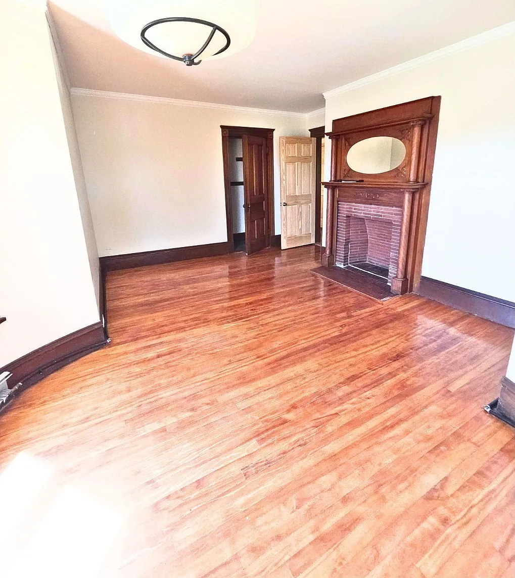 3 bed, 1000 sqft, $2,350 — Photo 3