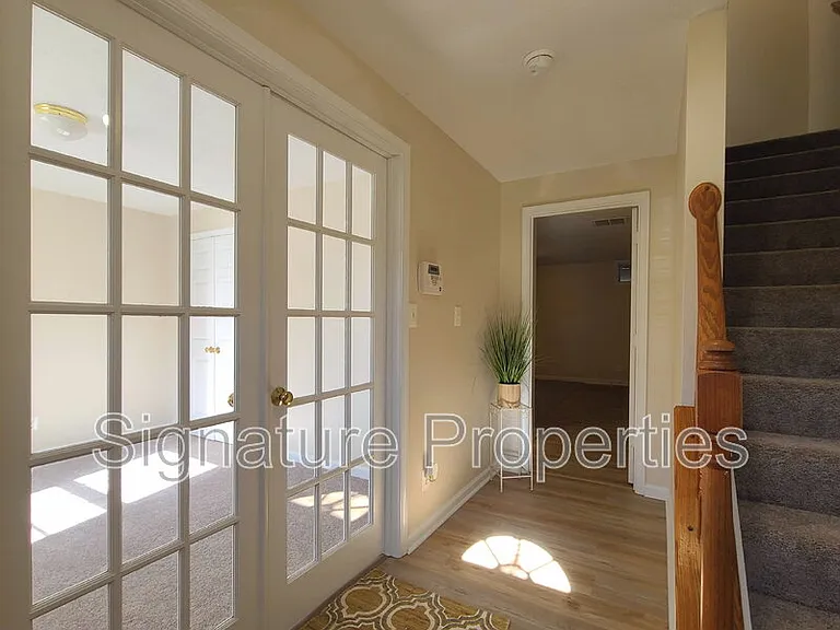 106 Regina Ln — Photo 3