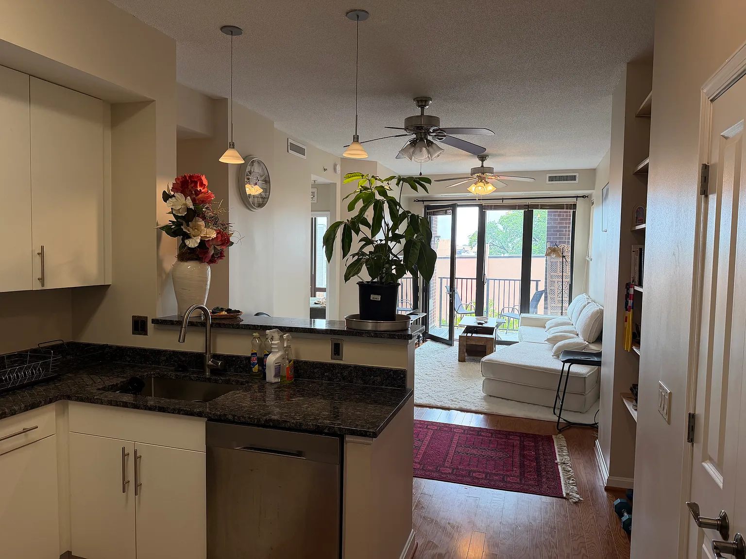 1 bed, 1.5 bath, 881 sqft, $1,700 — Photo 3