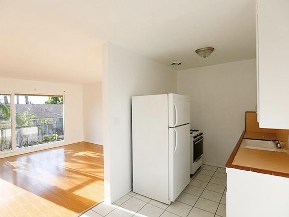 3rd image of 260 S Sycamore Ave APT 4