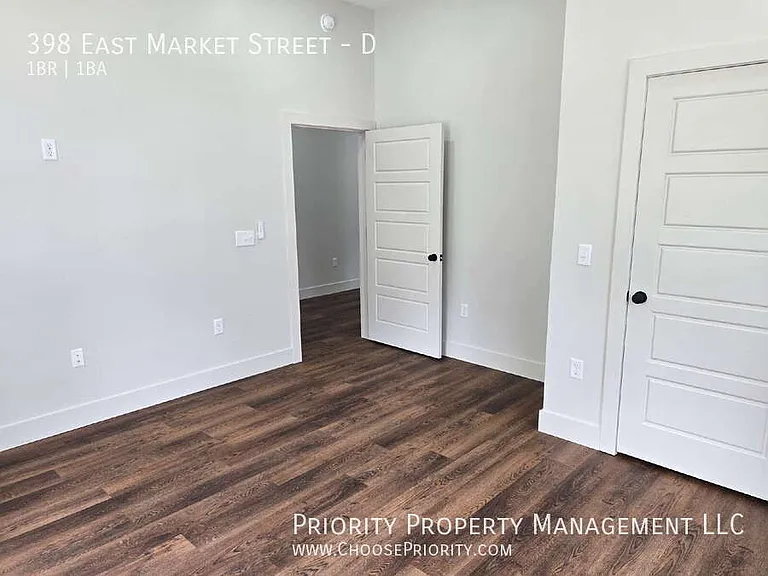 398 E Market St #D — Photo 14