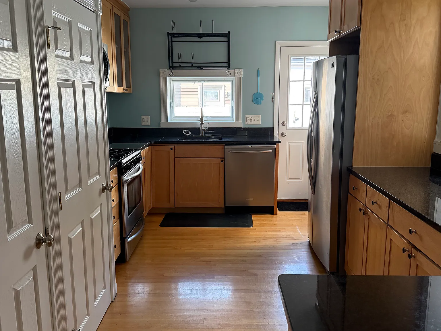 2533 Christian St — Photo 3