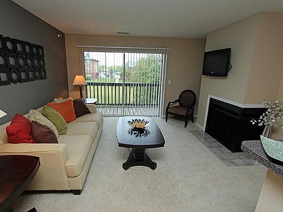 3rd image of 310 Glenwood Dr APT 205