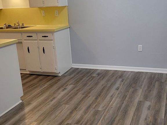 4th image of 402 Mary St #210