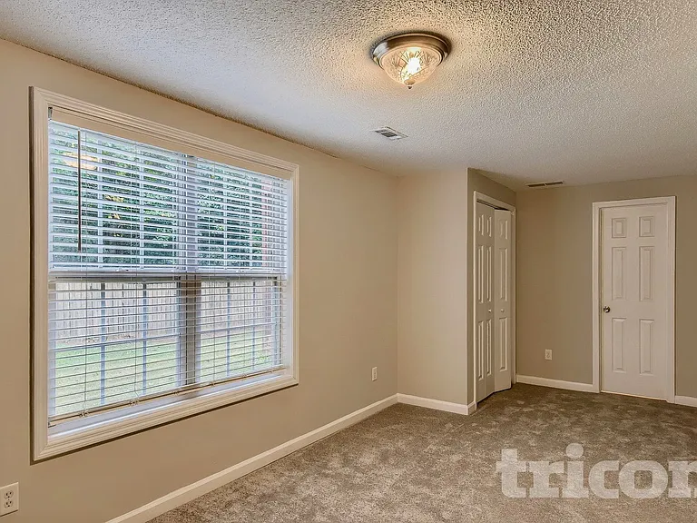 1309 Vine Cir — Photo 8