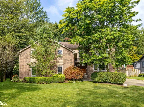 37899 Hazel St, Harrison Township, MI 48045