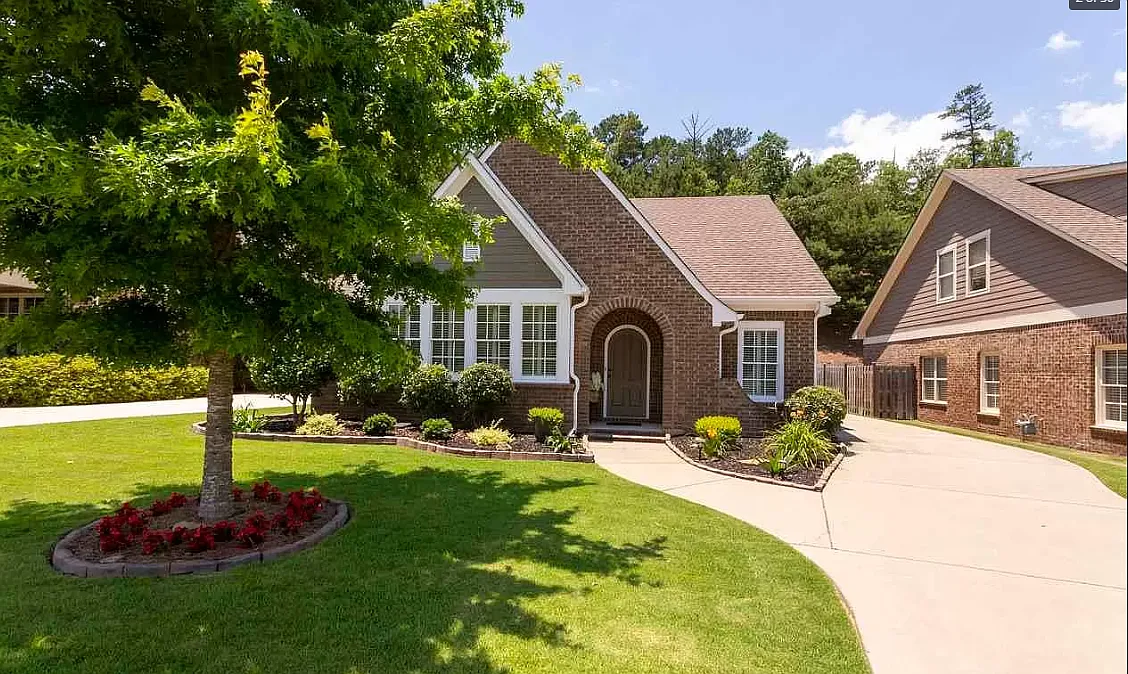4640 Amberley Dr — Photo 2