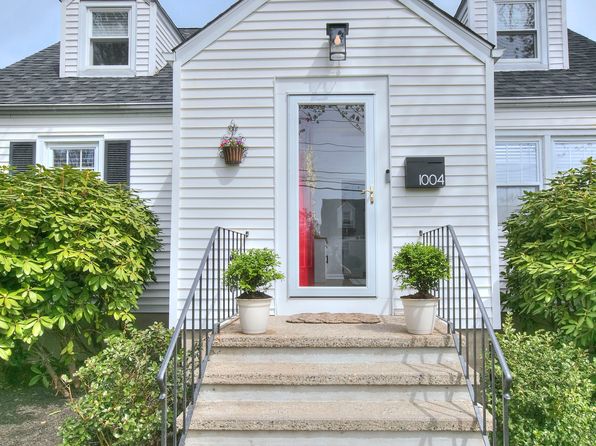 1004 Oldfield Rd, Fairfield, CT 06824
