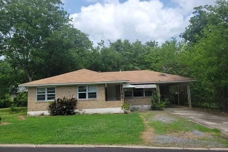 1st image of 903 3rd St