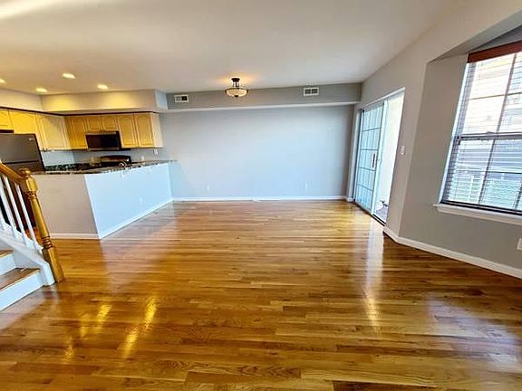 4th image of 48 Patricia Ln #2