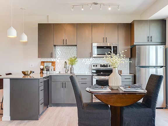 3rd image of 601 W 28th St #3q3henerc