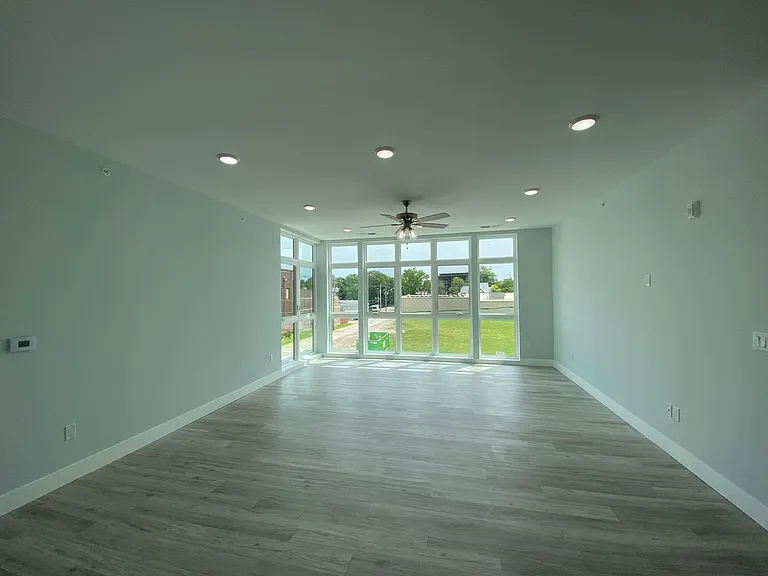 132 E University Ave — Photo 10
