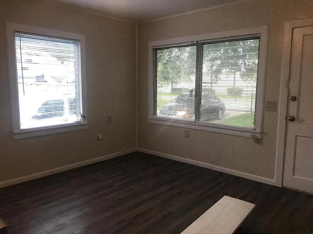 505 37th Avenue Dr E — Photo 2