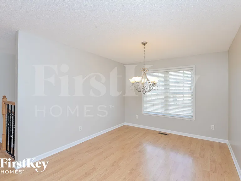 979 Hickory St — Photo 5
