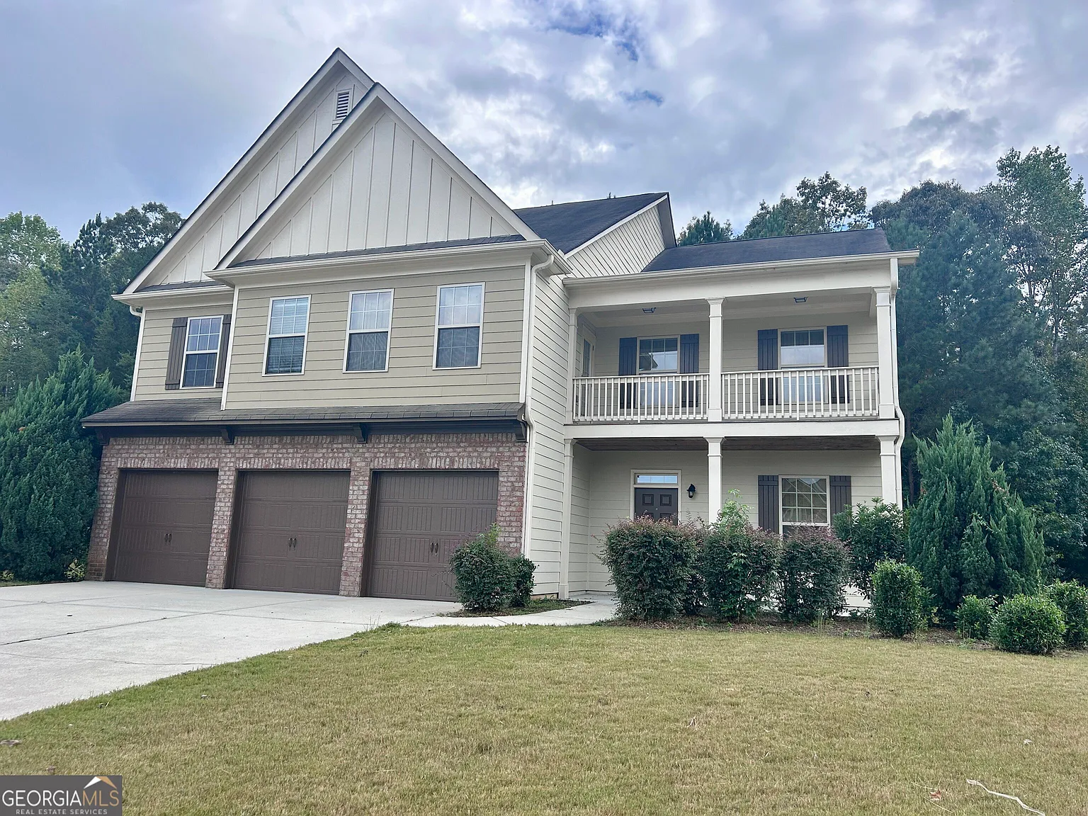 4 bed, 4.0 bath, 4000 sqft, $2,995 — Photo 1