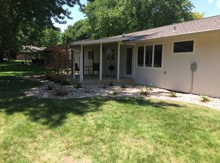 595 S Meadow Dr, Sioux Center, IA 51250