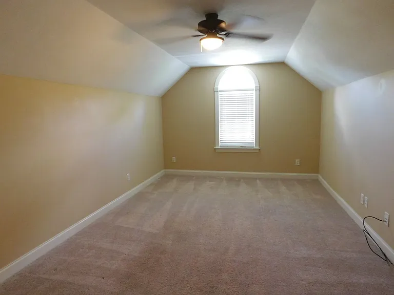 300 Taliaferro Ln — Photo 31