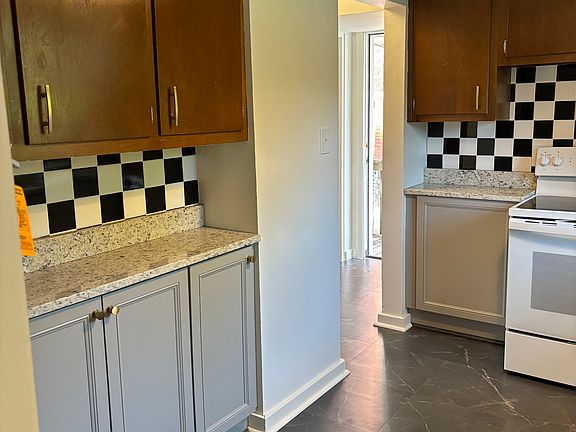5th image of 227 E Park Ave