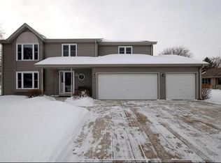 W354N6011 Bayshore Cir, Oconomowoc, WI 53066