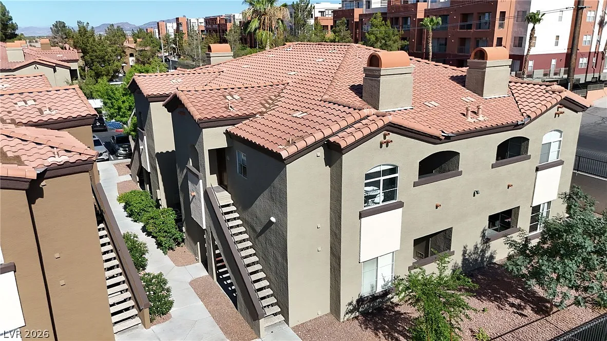1 bed, 1.0 bath, 853 sqft, $2,200 — Photo 2