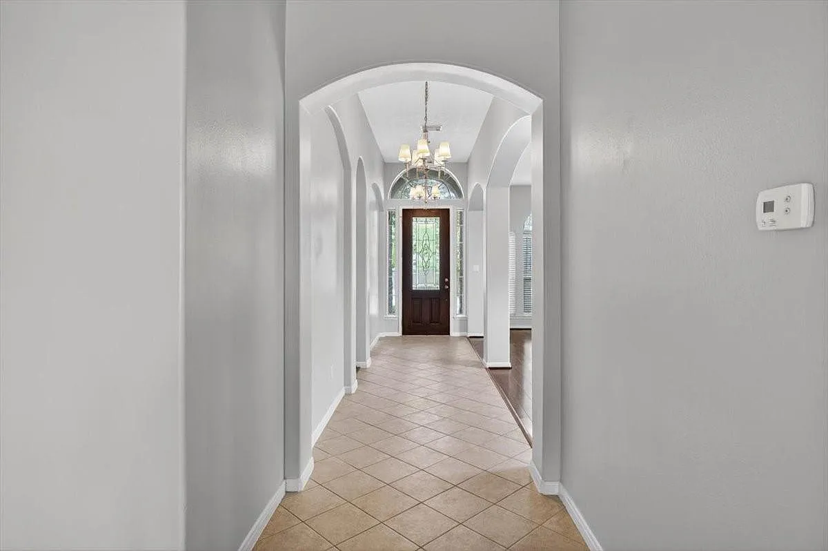 4 bed, 2.5 bath, 2824 sqft, $2,690 — Photo 3