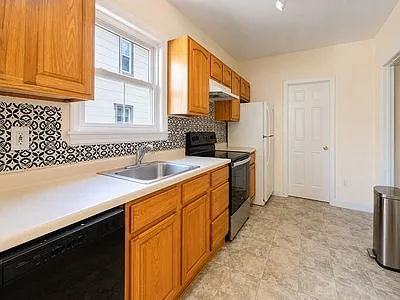 3 bed, 1.5 bath, $3,600 — Photo 2