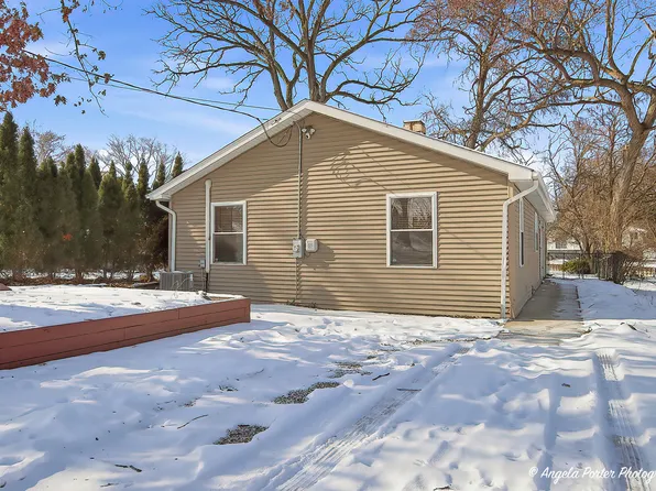 39450 N Circle Ave, Antioch, IL 60002