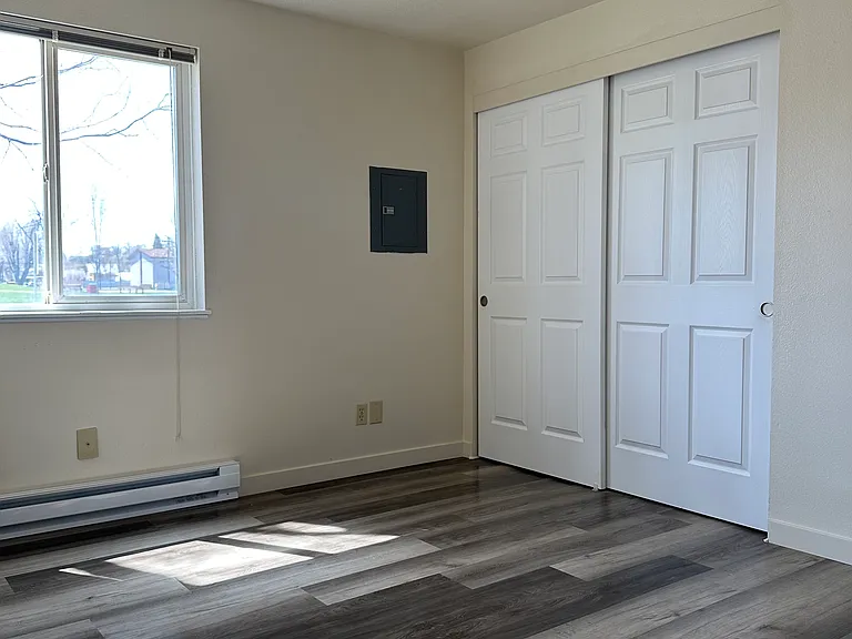Sunset Square Apartments — Photo 10