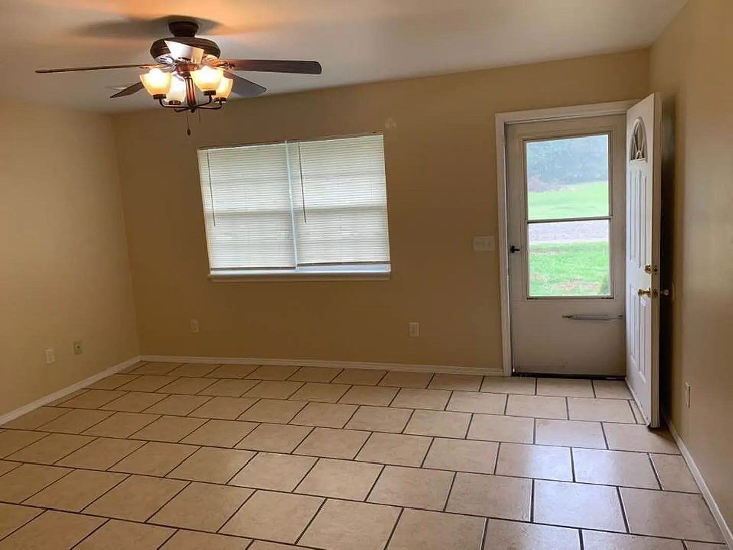 3 bedroom, 2 bath house — Photo 3