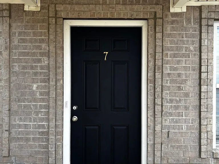 1604 Latourette Ln — Photo 2