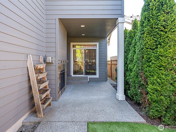 4th image of 18428 Village Parkway E