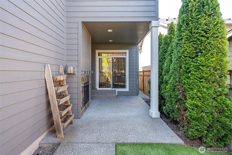 4th image of 18428 Village Parkway E
