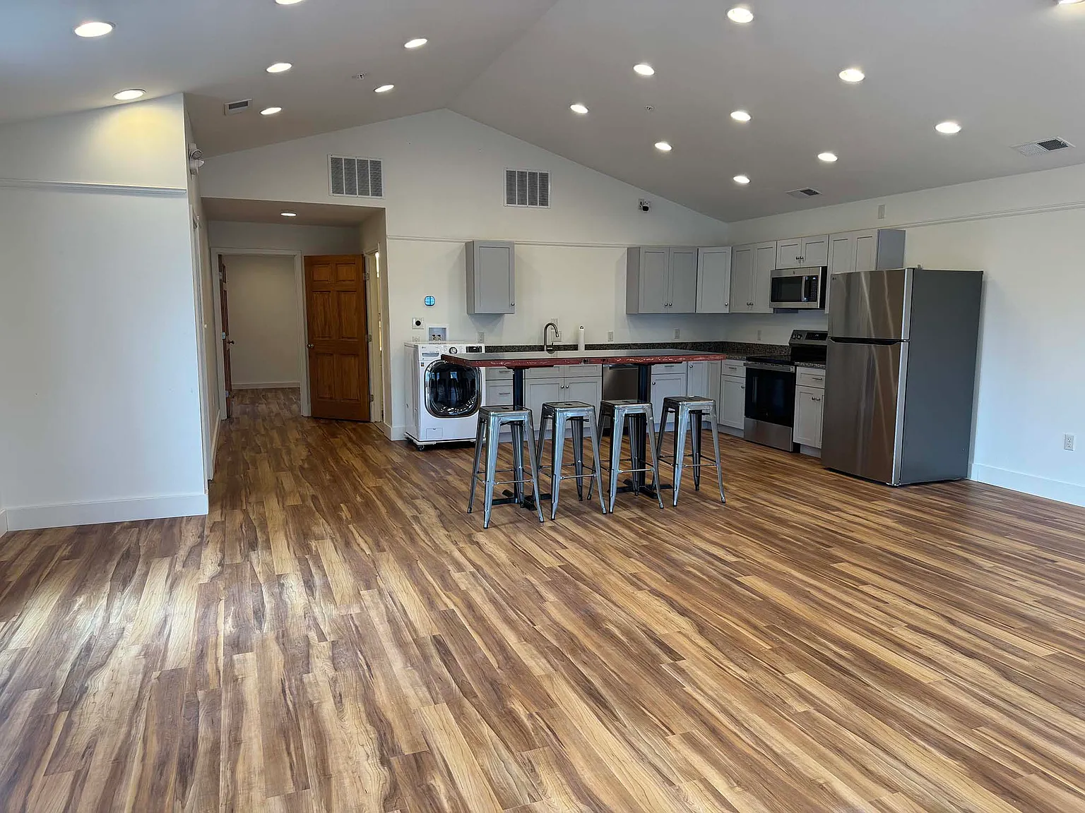 1 bed, 1200 sqft, $1,900 — Photo 1