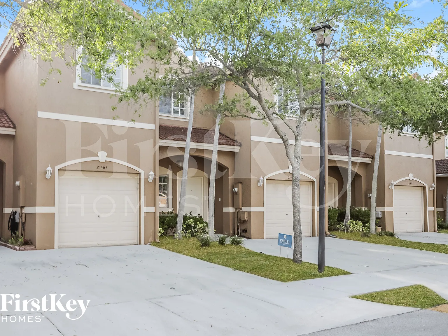 3 bed, 2.0 bath, 1560 sqft, $2,410 — Photo 2