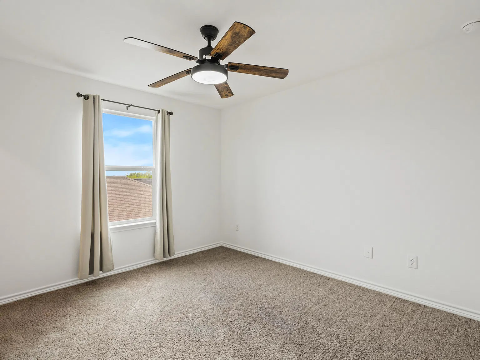 5 bed, 2.5 bath, 2847 sqft, $2,200 — Photo 2