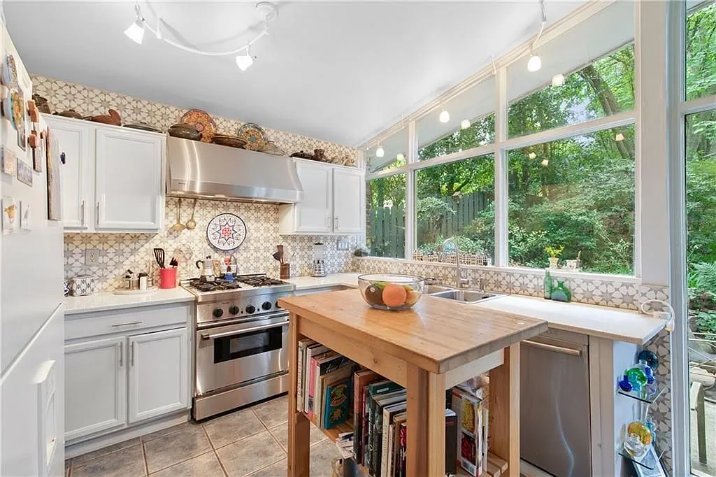 4 bed, 4.0 bath, 2569 sqft, $4,400 — Photo 4